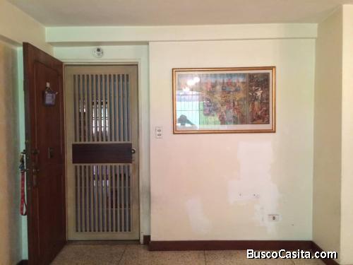 EN EL LLANITO. Apartamento de 2 habitaciones, 2 baños. Cocina y baños remodelados.