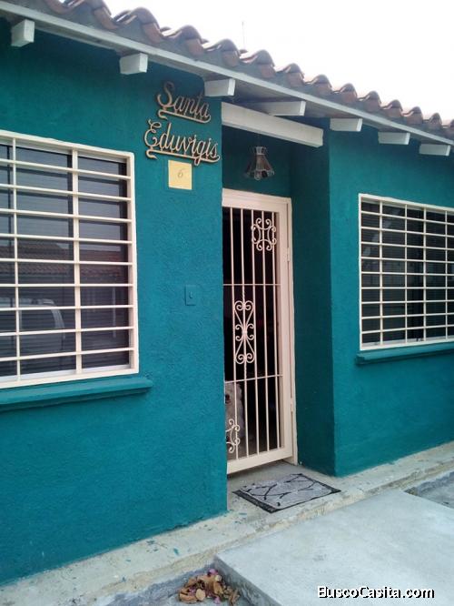 MI MAMÁ EXTRAÑARÁ SU CASA EN LA URBANIZACIÓN LOMAS DE SANTA SOFÍA.  SE VENDE.