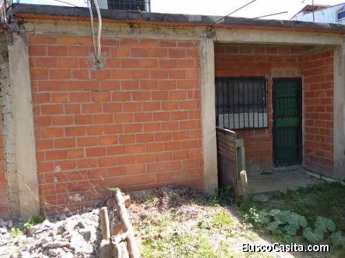 hermosa casa con terreno en cagua maracay conjunto cerrado en Venezuela