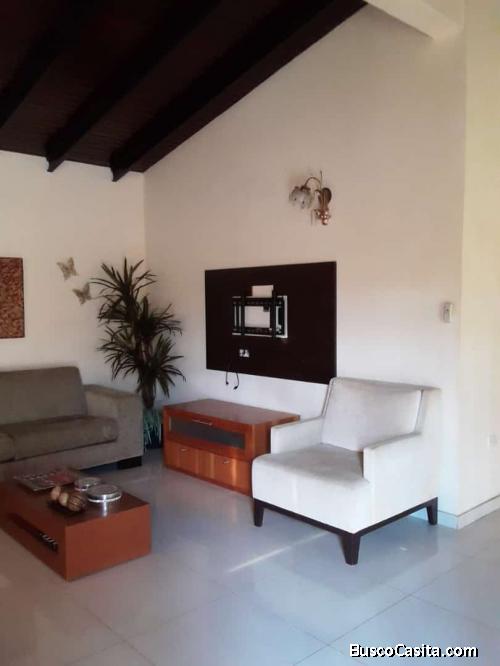 SE VENDE O SE ALQUILA CASA TOTALMENTE AMOBLADA EN URBANIZACION RIO NEGRO (SOLO A PERSONA CON RESPALD