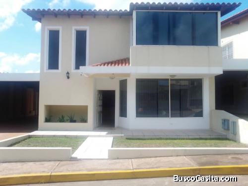  SE ALQUILA AMPLIA CASA AMOBLADA EN URBANIZACION VILLA GRANADA (SOLO A PERSONA CON RESPALDO JURÍDICO