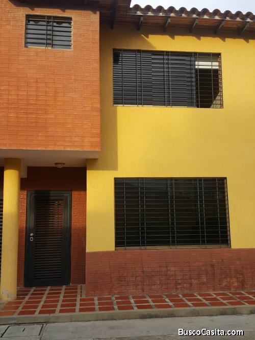 VENDO TOWNHOUSE EN EL MANANTIAL   