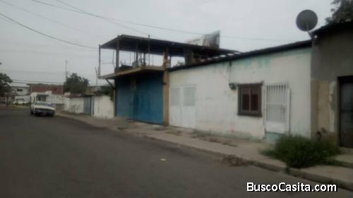 casa bien ubicada con espacio ideal para  hacer galpon o edificio