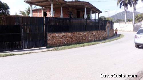 Vendo amplia casa vía principal el rincón puerto la cruz estado anzoategui