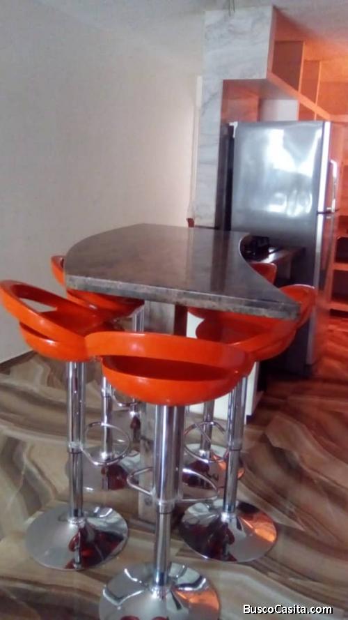 EN VENTA BELLO APARTAMENTO  AMOBLADO SEMI NUEVO