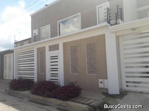 Casa de 3 niveles es zona agradable de Nva Barcelona