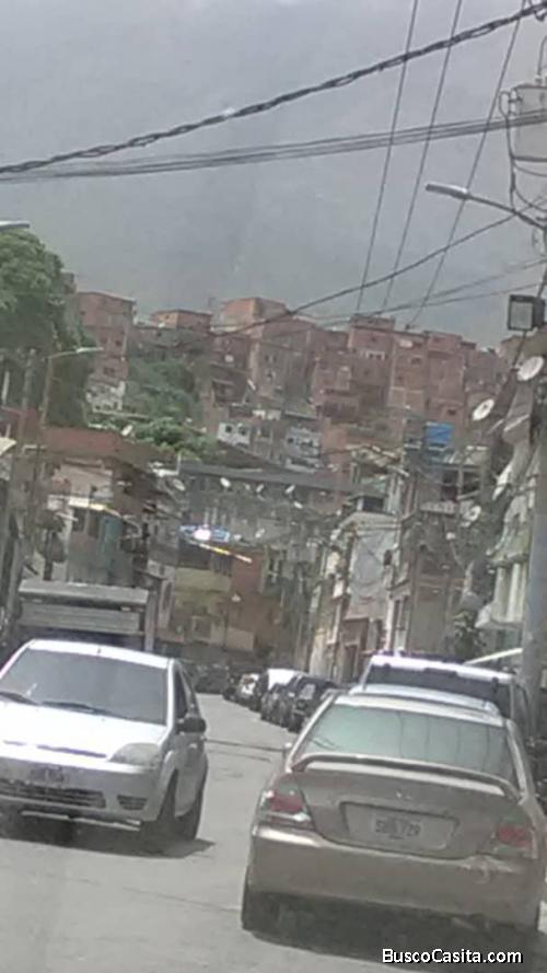 Casa tres niveles y local nivel calle