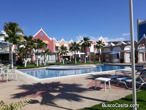 SE VENDE TOWN HOUSE EN URB. LA CALETA, LECHERIA