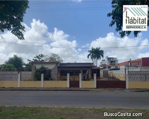 Se Vende o alquila casa en Avenida Fuerzas Armadas.