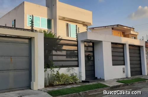 Hermosa casa en calle cerrada Urb. Jardín Mañongo