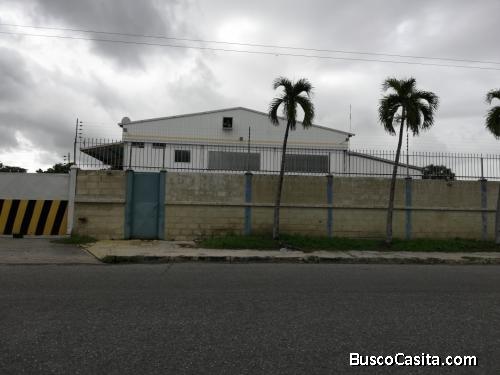 Alquiler de Galpon Nave de 570m2 más odicina de 71m2 posee pozo y P-Eléc. 100%
