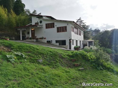 Oportunidad - Casa de campo de tres niveles en la Colonia Tovar