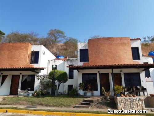 Zoraida Araujo Vende TownHouse en La Esmeralda 04244574535