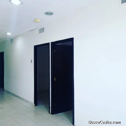 Se alquila amplia oficina de 112 mts2, en el C. Comercial AB, municipio Maneiro, isla de Margarita. 