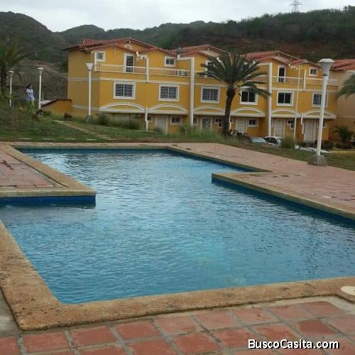 Se alquila amplio Town House  de 3 niveles, isla de Margarita. 