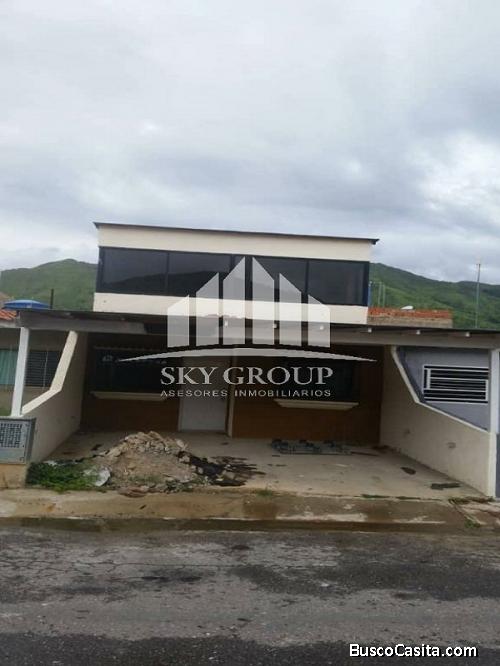 CASA de dos Niveles en Venta. Sector Lomas de la hacienda San Diego. Obra gris.