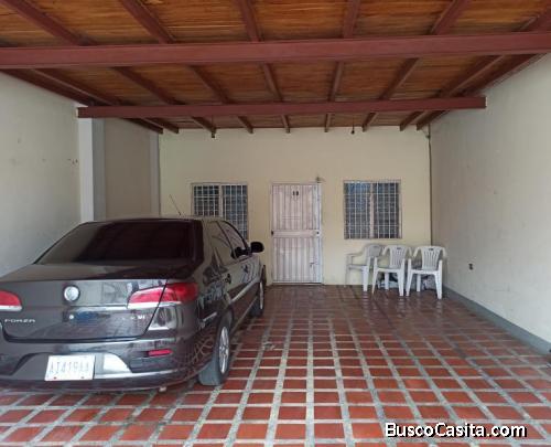 CASA EN VENTA EN LA AV ROTARIA 04245582843