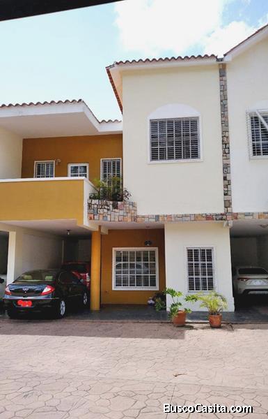 Town House en El Parral de 303 m2 IDTH-564 
