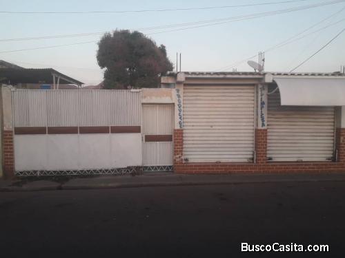 Casa en Av.2 Tronconal III con 2 locales comerciales y terreno propio.