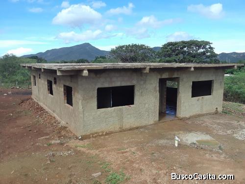 Casa de 4 habitaciones, 3 baños, obra gris.