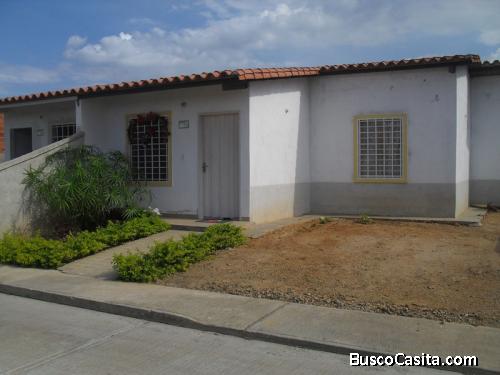SKY GROUP Vende casa en Guacara Res. Brisas del Lago FOC-624
