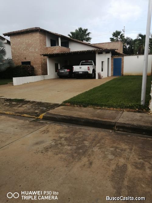 En venta comoda y amplia casa en la urbanizacion Sabanita Country Club