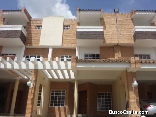SKY GROUP VENDE TOWN HOUSE EN EL TRIGAL NORTE