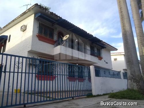 SKY GROUP PLATINUM VENDE Apartoquinta en el Trigal Sur