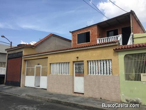 SKY GROUP PLATINUM VENDE Casa en Santa Rosa