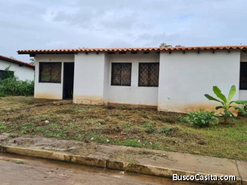 Terreno con Casa. Conjunto Residencial Paula Berbecia, Sector El Polvero, San Diego