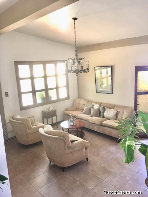 Ofrece en VENTA acogedora  QUINTA de una planta