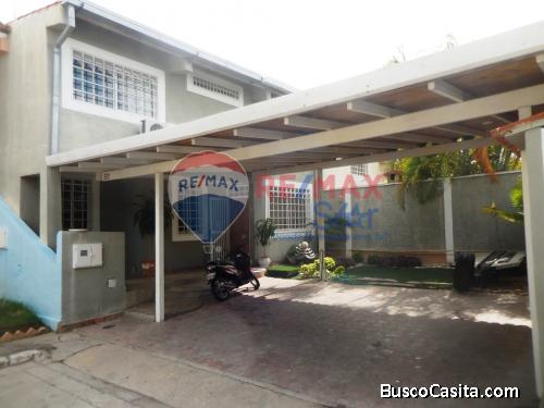 REMAX STAR VENDE AMPLIA DE CASA DOS PLANTAS EN EL ESTE