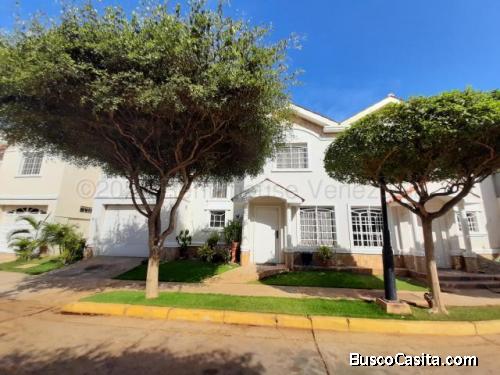 Alquilo townhouse completamente amoblado en villa comoda y segura
