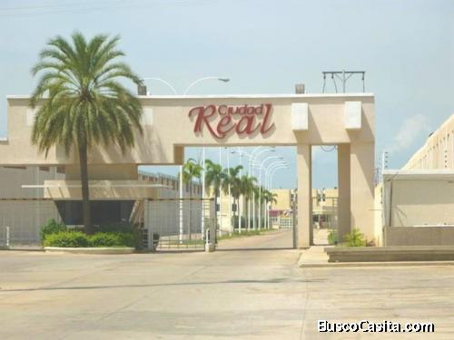 Town House en Obra gris de 3 niveles con piscina