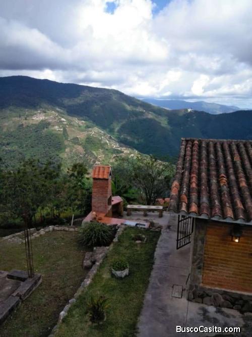 Hermosa cabaña en la colonia Tovar. 