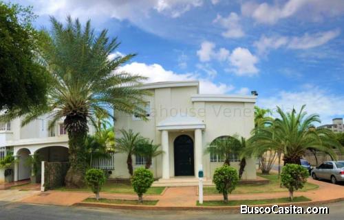 Alquilo Impecable townhouse amoblado y moderno en La Colonia Av Universidad Maracaibo