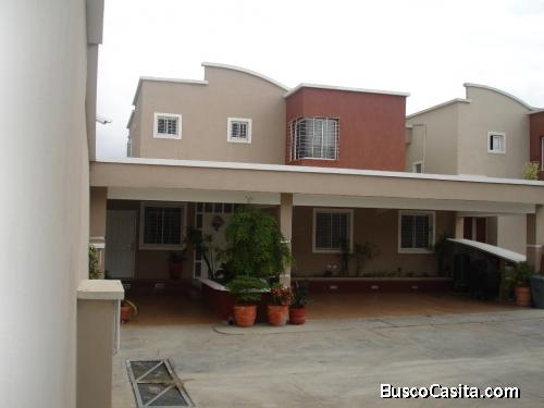 VENDO ESPECTACULAR CASA EN LA URB CIUDAD ROCA REMODELADA