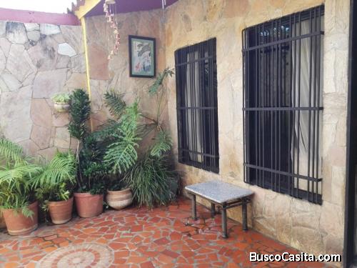 SKY GROUP PLATINUM VENDE Casa en Lomas Esmeralda.