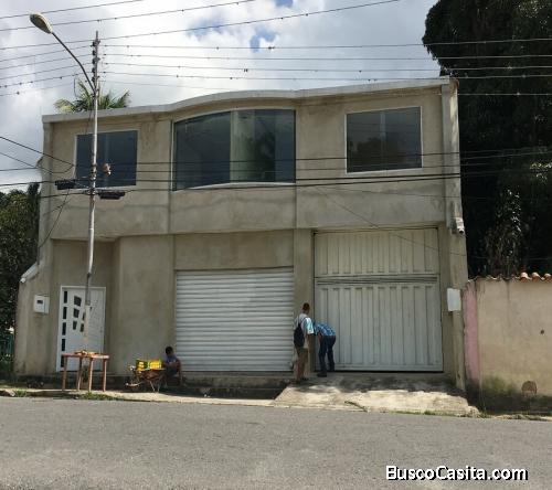 Edificio de 1 piso con local comercial y 2 apartamentos en venta en El Limon Maracay