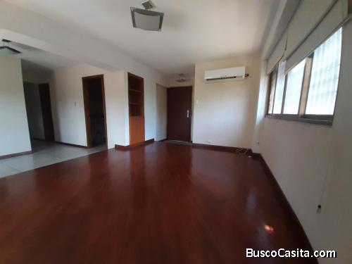 Dolores vende Apto Av Delicias Norte Maracaibo