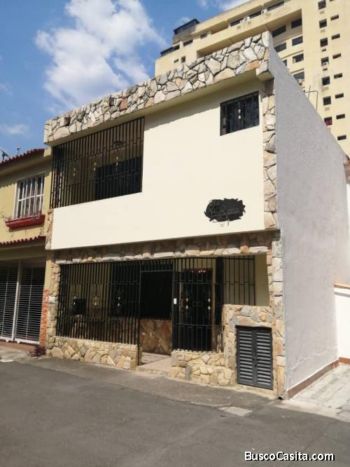 SKY GROUP Vende casa en Urb. Valles de Camoruco, conjunto cerrado
