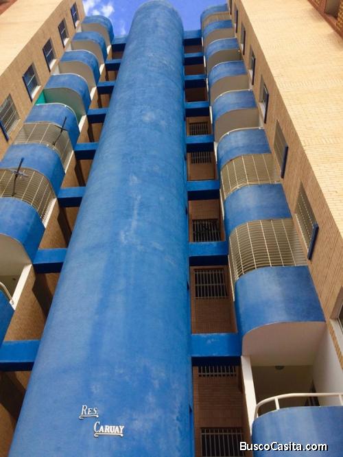 SKY GROUP Vende apartamento en Campo Alegre. Res. Caruay