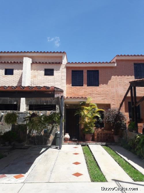 SKY GROUP PLATINUM VENDE Town House en Mañongo