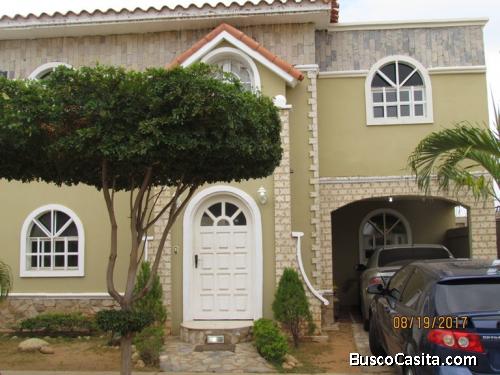Venta de Townhouse en Ave Milagro Norte, Costa Rosmini II