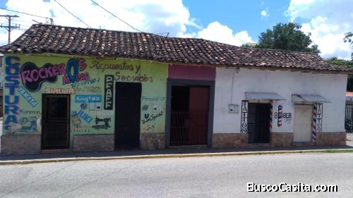 CASA EN VENTA  CON LOCALES