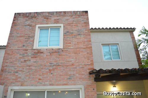 SKY GROUP PLATINUM ALQUILA TownHouse en Altos de Guataparo