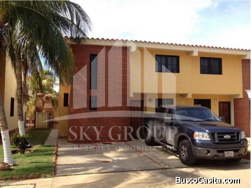 SKY GROUP PLATINUM VENDE Town House en Ciudad Flamingo