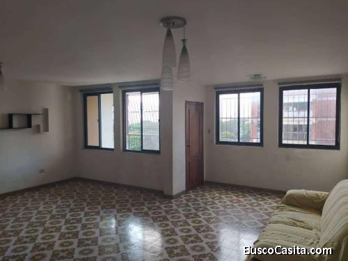 Espacioso Apartamento en Res. Augusta, Urb. Trigal Centro