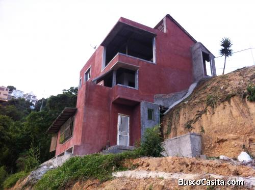 CASA EN PROCESO CON PARCELA PLANA DE ENTRADA INDEPENDIENTE EN EL HATILLO URB ALTOS DE HALCÓN