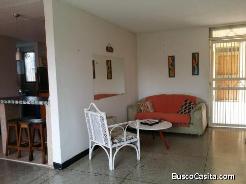 Por Viaje, Vendo Apartamento Urbanización La Mora.